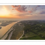 France, Somme (80), Baie de Somme, Saint-Valery-sur-Somme, Aube sur Saint-Valery depuis le cap Hornu un petit matin brumeux de printemps, avec la petite chapelle des marins au premier plan et la baie de Somme en arrière plan (vue Aérienne) // France, Somme (80), Baie de Somme, Saint-Valery-sur-Somme, Aube sur Saint-Valery depuis le cap Hornu un petit matin brumeux de printemps, avec la petite chapelle des marins au premier plan et la baie de Somme en arrière plan (vue Aérienne)