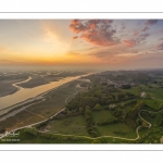 France, Somme (80), Baie de Somme, Saint-Valery-sur-Somme, Aube sur Saint-Valery depuis le cap Hornu un petit matin brumeux de printemps, avec la petite chapelle des marins au premier plan et la baie de Somme en arrière plan (vue Aérienne) // France, Somme (80), Baie de Somme, Saint-Valery-sur-Somme, Aube sur Saint-Valery depuis le cap Hornu un petit matin brumeux de printemps, avec la petite chapelle des marins au premier plan et la baie de Somme en arrière plan (vue Aérienne)