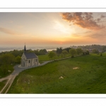 France, Somme (80), Baie de Somme, Saint-Valery-sur-Somme, Aube sur Saint-Valery depuis le cap Hornu un petit matin brumeux de printemps, avec la petite chapelle des marins au premier plan et la baie de Somme en arrière plan (vue Aérienne) // France, Somme (80), Baie de Somme, Saint-Valery-sur-Somme, Aube sur Saint-Valery depuis le cap Hornu un petit matin brumeux de printemps, avec la petite chapelle des marins au premier plan et la baie de Somme en arrière plan (vue Aérienne)