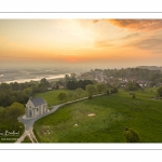 France, Somme (80), Baie de Somme, Saint-Valery-sur-Somme, Aube sur Saint-Valery depuis le cap Hornu un petit matin brumeux de printemps, avec la petite chapelle des marins au premier plan et la baie de Somme en arrière plan (vue Aérienne) // France, Somme (80), Baie de Somme, Saint-Valery-sur-Somme, Aube sur Saint-Valery depuis le cap Hornu un petit matin brumeux de printemps, avec la petite chapelle des marins au premier plan et la baie de Somme en arrière plan (vue Aérienne)