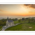 France, Somme (80), Baie de Somme, Saint-Valery-sur-Somme, Aube sur Saint-Valery depuis le cap Hornu un petit matin brumeux de printemps, avec la petite chapelle des marins au premier plan et la baie de Somme en arrière plan (vue Aérienne) // France, Somme (80), Baie de Somme, Saint-Valery-sur-Somme, Aube sur Saint-Valery depuis le cap Hornu un petit matin brumeux de printemps, avec la petite chapelle des marins au premier plan et la baie de Somme en arrière plan (vue Aérienne)