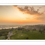 France, Somme (80), Baie de Somme, Saint-Valery-sur-Somme, Aube sur Saint-Valery depuis le cap Hornu un petit matin brumeux de printemps, avec la petite chapelle des marins au premier plan et la baie de Somme en arrière plan (vue Aérienne) // France, Somme (80), Baie de Somme, Saint-Valery-sur-Somme, Aube sur Saint-Valery depuis le cap Hornu un petit matin brumeux de printemps, avec la petite chapelle des marins au premier plan et la baie de Somme en arrière plan (vue Aérienne)