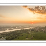 France, Somme (80), Baie de Somme, Saint-Valery-sur-Somme, Aube sur Saint-Valery depuis le cap Hornu un petit matin brumeux de printemps, avec la petite chapelle des marins au premier plan et la baie de Somme en arrière plan (vue Aérienne) // France, Somme (80), Baie de Somme, Saint-Valery-sur-Somme, Aube sur Saint-Valery depuis le cap Hornu un petit matin brumeux de printemps, avec la petite chapelle des marins au premier plan et la baie de Somme en arrière plan (vue Aérienne)