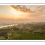 France, Somme (80), Baie de Somme, Saint-Valery-sur-Somme, Aube sur Saint-Valery depuis le cap Hornu un petit matin brumeux de printemps, avec la petite chapelle des marins au premier plan et la baie de Somme en arrière plan (vue Aérienne) // France, Somme (80), Baie de Somme, Saint-Valery-sur-Somme, Aube sur Saint-Valery depuis le cap Hornu un petit matin brumeux de printemps, avec la petite chapelle des marins au premier plan et la baie de Somme en arrière plan (vue Aérienne)