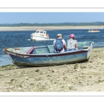 Un couple de touristes installés dans une barque