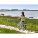 France, Somme (80), Baie de Somme, Saint-Valery-sur-Somme, Cap hornu, Promeneurs à vélo le long de la Somme // France, Somme (80), Baie de Somme, Saint-Valery-sur-Somme, Cap hornu, Cycling along the Somme