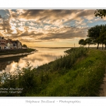 CrÃ©puscule sur le bourg de Saint-Valery depuis la Baie de Somme Ã  marÃ©e basse. Saison : Ã©tÃ© - Lieu : Saint-Valery-sur-Somme, Baie de Somme, Somme, Picardie, France.