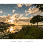 CrÃ©puscule sur le bourg de Saint-Valery depuis la Baie de Somme Ã  marÃ©e basse. Saison : Ã©tÃ© - Lieu : Saint-Valery-sur-Somme, Baie de Somme, Somme, Picardie, France.