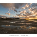 CrÃ©puscule sur le bourg de Saint-Valery depuis la Baie de Somme Ã  marÃ©e basse. Saison : Ã©tÃ© - Lieu : Saint-Valery-sur-Somme, Baie de Somme, Somme, Picardie, France.