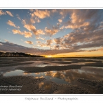 CrÃ©puscule sur le bourg de Saint-Valery depuis la Baie de Somme Ã  marÃ©e basse. Saison : Ã©tÃ© - Lieu : Saint-Valery-sur-Somme, Baie de Somme, Somme, Picardie, France.