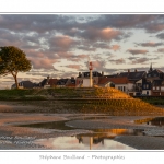CrÃ©puscule sur le bourg de Saint-Valery depuis la Baie de Somme Ã  marÃ©e basse. Saison : Ã©tÃ© - Lieu : Saint-Valery-sur-Somme, Baie de Somme, Somme, Picardie, France.