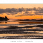 CrÃ©puscule sur le bourg de Saint-Valery depuis la Baie de Somme Ã  marÃ©e basse. Saison : Ã©tÃ© - Lieu : Saint-Valery-sur-Somme, Baie de Somme, Somme, Picardie, France.