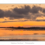 CrÃ©puscule sur le bourg de Saint-Valery depuis la Baie de Somme Ã  marÃ©e basse. Saison : Ã©tÃ© - Lieu : Saint-Valery-sur-Somme, Baie de Somme, Somme, Picardie, France.