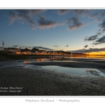 CrÃ©puscule sur le bourg de Saint-Valery depuis la Baie de Somme Ã  marÃ©e basse. Saison : Ã©tÃ© - Lieu : Saint-Valery-sur-Somme, Baie de Somme, Somme, Picardie, France.