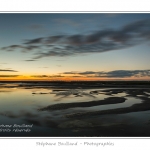 CrÃ©puscule sur le bourg de Saint-Valery depuis la Baie de Somme Ã  marÃ©e basse. Saison : Ã©tÃ© - Lieu : Saint-Valery-sur-Somme, Baie de Somme, Somme, Picardie, France.