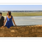 un couple sur les hauteurs de la vieille ville médiévale près de la porte Guillaume