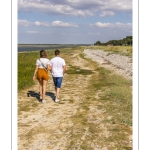 Promeneurs le long du chenal de la Somme au Cap Hornu