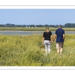 Promeneurs le long du chenal de la Somme au Cap Hornu