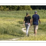 Promeneurs le long du chenal de la Somme au Cap Hornu