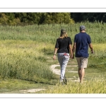 Promeneurs le long du chenal de la Somme au Cap Hornu