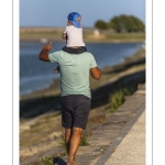 Promeneurs sur les quais le long de la Somme