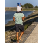 Promeneurs sur les quais le long de la Somme