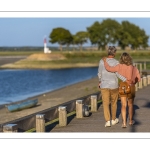 Promeneurs sur les quais le long de la Somme