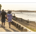 Promeneurs sur les quais le long de la Somme