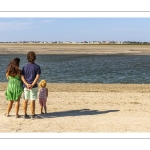 une famille admire la vue sur le Crotoy depuis le Cap Hornu