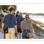 Promeneurs sur les quais le long de la Somme