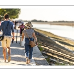 Promeneurs sur les quais le long de la Somme