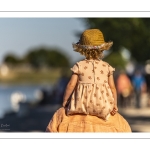 Promeneurs sur les quais le long de la Somme