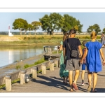 Promeneurs sur les quais le long de la Somme