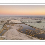 Les renclôtures de la baie de Somme couvertes de givre au petit matin (vue aérienne)