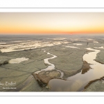 Les renclôtures de la baie de Somme couvertes de givre au petit matin (vue aérienne)