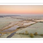 Les renclôtures de la baie de Somme couvertes de givre au petit matin (vue aérienne)