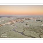 Les renclôtures de la baie de Somme couvertes de givre au petit matin (vue aérienne)