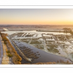 Les renclôtures de la baie de Somme couvertes de givre au petit matin (vue aérienne)