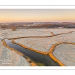 Les renclôtures de la baie de Somme couvertes de givre au petit matin (vue aérienne)