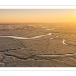 Les renclôtures de la baie de Somme couvertes de givre au petit matin (vue aérienne)