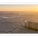 Les renclôtures de la baie de Somme couvertes de givre au petit matin (vue aérienne)