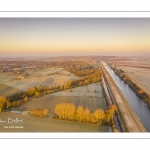 Les renclôtures de la baie de Somme couvertes de givre au petit matin (vue aérienne)