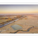 Les renclôtures de la baie de Somme couvertes de givre au petit matin (vue aérienne)