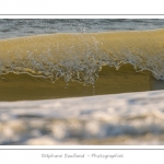 Gros plan sur les vagues qui viennent s'Ã©craser sur la plage de Fort-Mahon - Saison : Hiver - Lieu :  Fort-Mahon, cÃ´te Picarde, Somme, Picardie, France