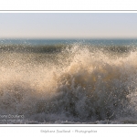 Gros plan sur les vagues qui viennent s'Ã©craser sur la plage de Fort-Mahon - Saison : Hiver - Lieu :  Fort-Mahon, cÃ´te Picarde, Somme, Picardie, France