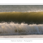 Gros plan sur les vagues qui viennent s'Ã©craser sur la plage de Fort-Mahon - Saison : Hiver - Lieu :  Fort-Mahon, cÃ´te Picarde, Somme, Picardie, France