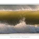 Gros plan sur les vagues qui viennent s'Ã©craser sur la plage de Fort-Mahon - Saison : Hiver - Lieu :  Fort-Mahon, cÃ´te Picarde, Somme, Picardie, France