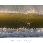 Gros plan sur les vagues qui viennent s'Ã©craser sur la plage de Fort-Mahon - Saison : Hiver - Lieu :  Fort-Mahon, cÃ´te Picarde, Somme, Picardie, France