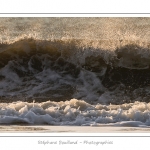 Gros plan sur les vagues qui viennent s'Ã©craser sur la plage de Fort-Mahon - Saison : Hiver - Lieu :  Fort-Mahon, cÃ´te Picarde, Somme, Picardie, France