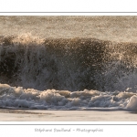 Gros plan sur les vagues qui viennent s'Ã©craser sur la plage de Fort-Mahon - Saison : Hiver - Lieu :  Fort-Mahon, cÃ´te Picarde, Somme, Picardie, France